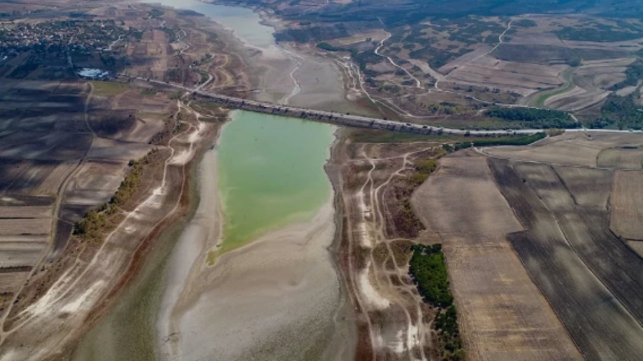 Foto - CHP yönetimindeki İstanbul’da su iflası: Barajlar kuruyor, şehir çöle dönüyor