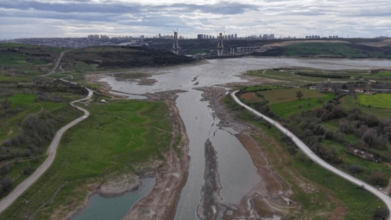 Foto - CHP yönetimindeki İstanbul’da su iflası: Barajlar kuruyor, şehir çöle dönüyor