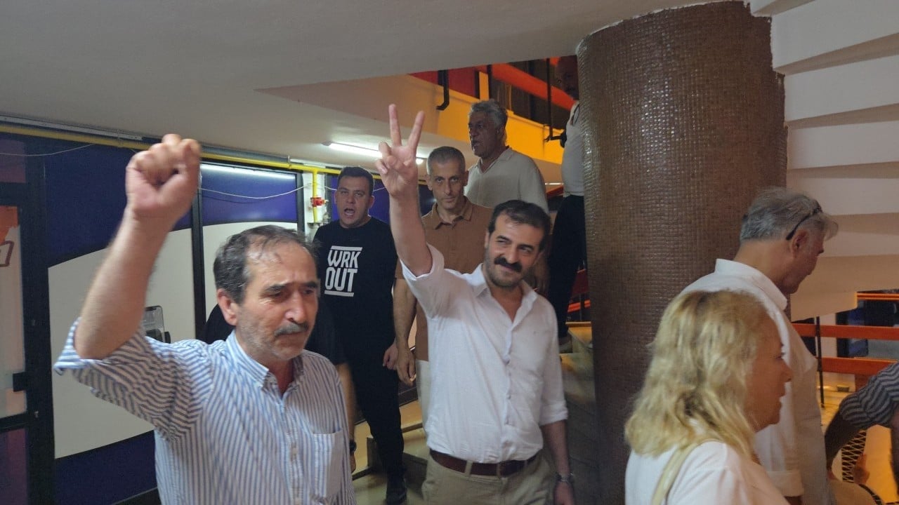 Foto - CHP'de koltuk kavgası sokağa taştı! Genel merkez tarafından görevden alınan CHP yönetimi isyan bayrağını açtı!