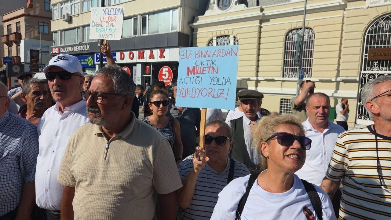 Foto - CHP'de koltuk kavgası sokağa taştı! Genel merkez tarafından görevden alınan CHP yönetimi isyan bayrağını açtı!