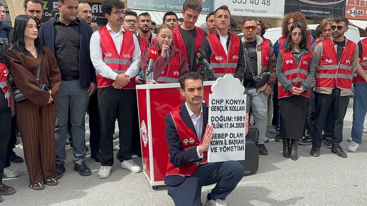 Foto - CHP'de 'mezar taşlı' protesto! O teşkilatın cenazesini kaldırdılar
