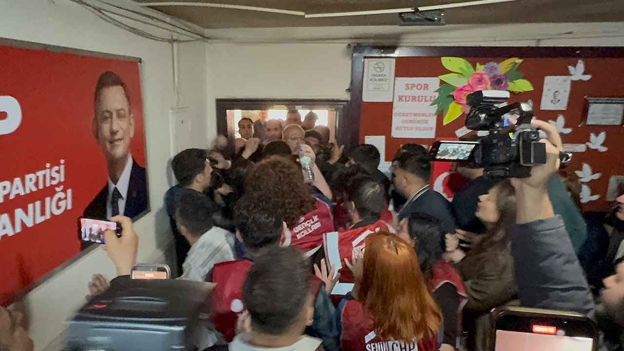 Foto - CHP'de 'mezar taşlı' protesto! O teşkilatın cenazesini kaldırdılar