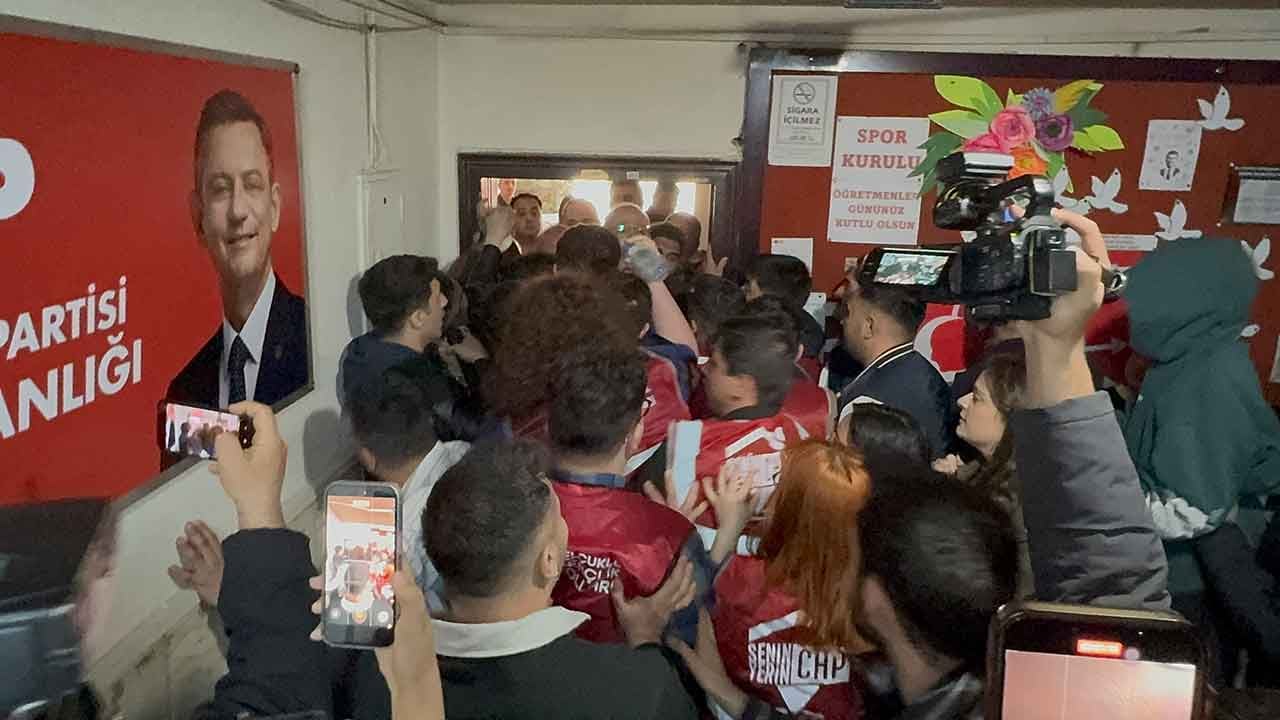 Foto - CHP'de 'mezar taşlı' protesto! O teşkilatın cenazesini kaldırdılar