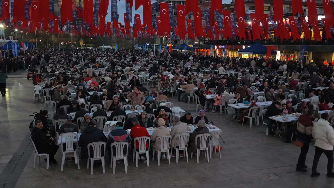 Foto - CHP'den AK Parti'ye geçmişti! Özlem Çerçioğlu'ndan müthiş ramazan hamlesi