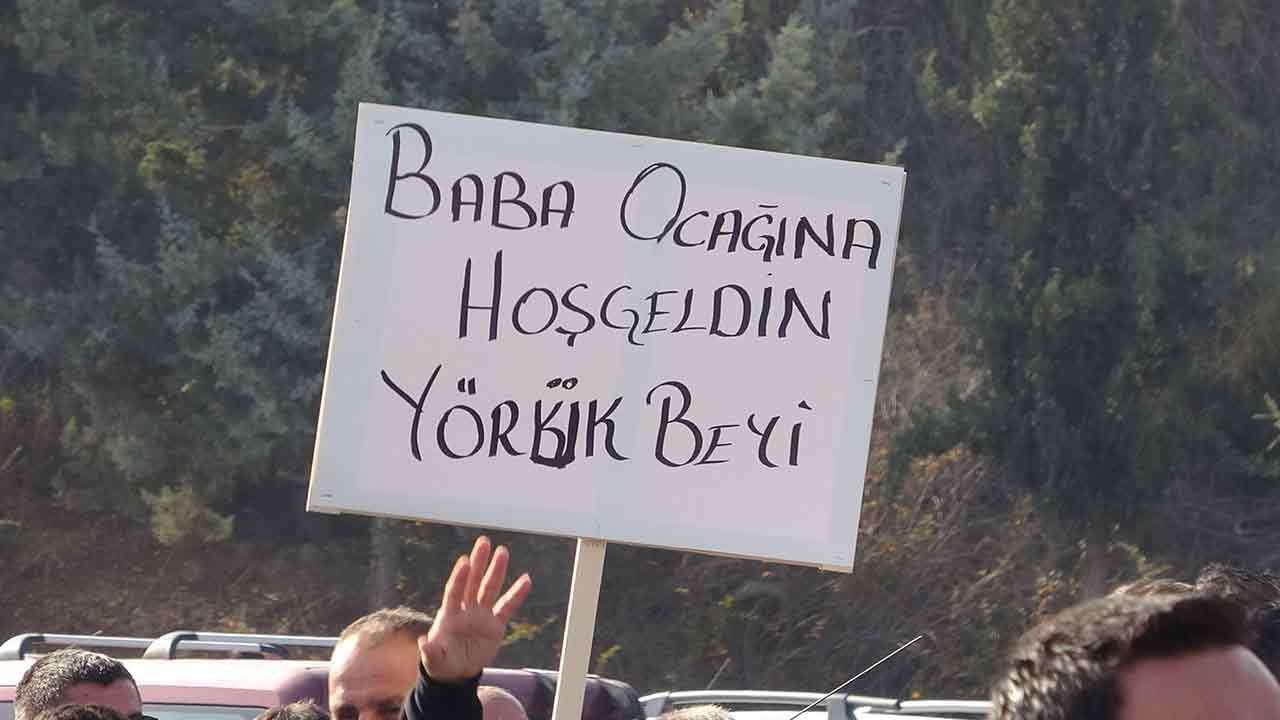 Foto - CHP'den istifa etti krallar gibi karşılandı: Özgür Özel'e lanet okudu