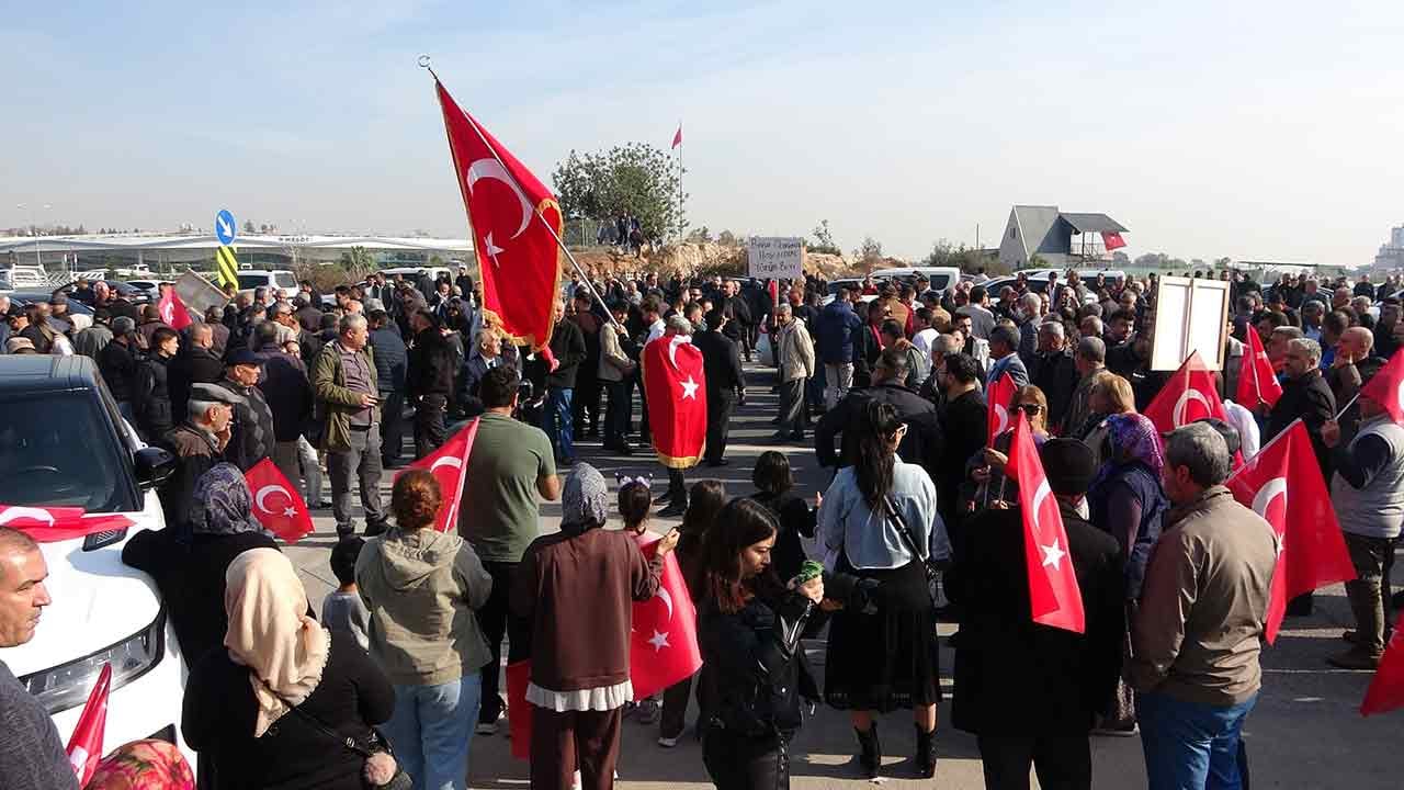 Foto - CHP'den istifa etti krallar gibi karşılandı: Özgür Özel'e lanet okudu