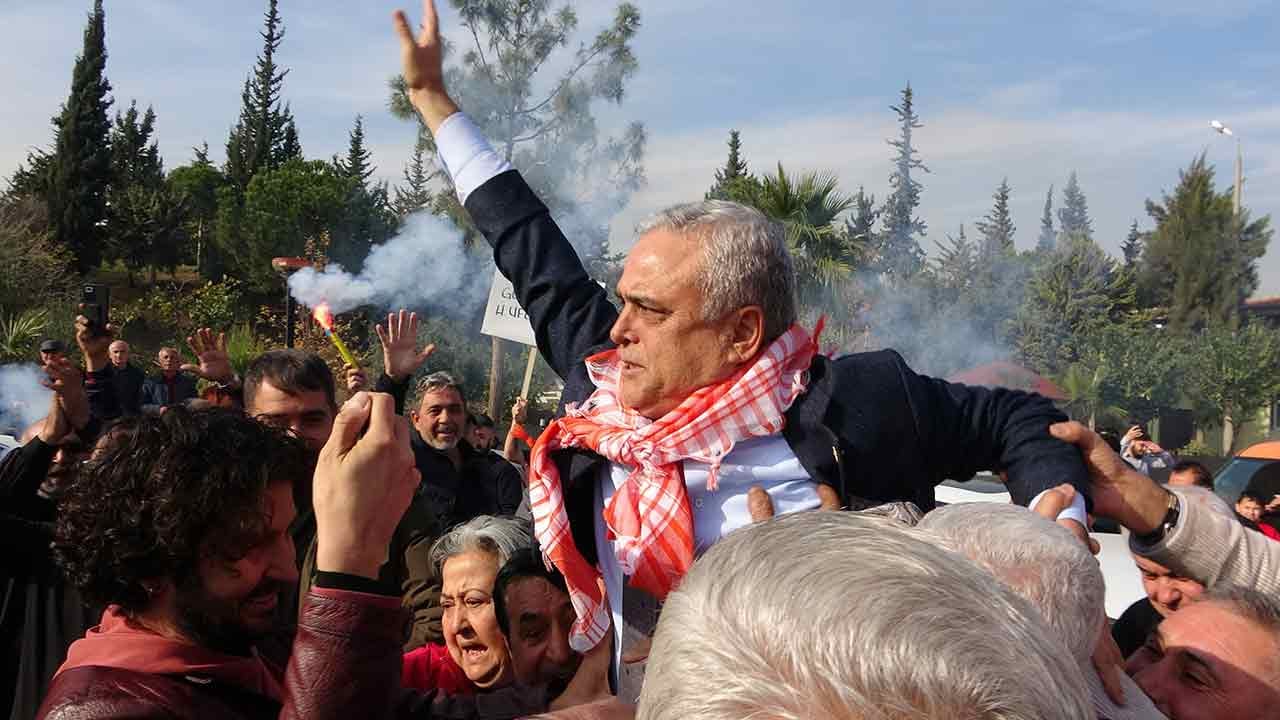 Foto - CHP'den istifa etti krallar gibi karşılandı: Özgür Özel'e lanet okudu
