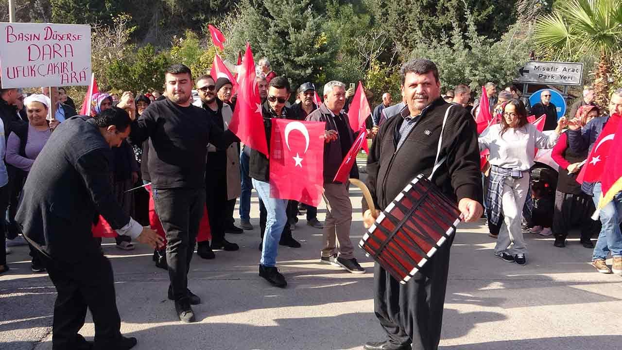 Foto - CHP'den istifa etti krallar gibi karşılandı: Özgür Özel'e lanet okudu