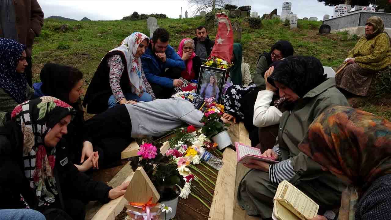 Foto - CHP’li başkanın tacizine uğramıştı: Tuana’nın mezarında yürekler yandı