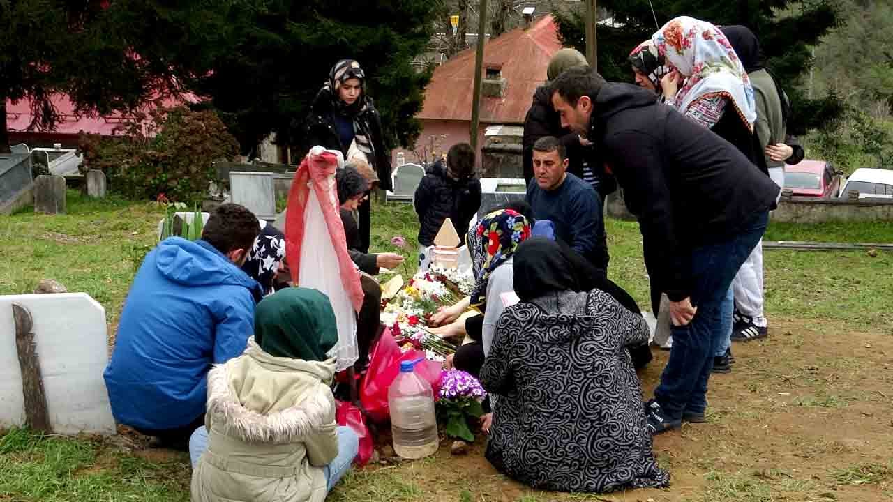 Foto - CHP’li başkanın tacizine uğramıştı: Tuana’nın mezarında yürekler yandı
