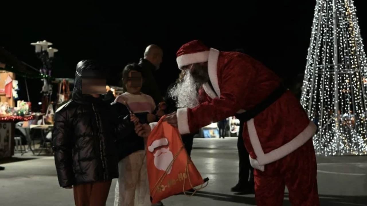 Foto - CHP’li belediye çöpçülere ‘Noel Baba’ kostümü giydirdi