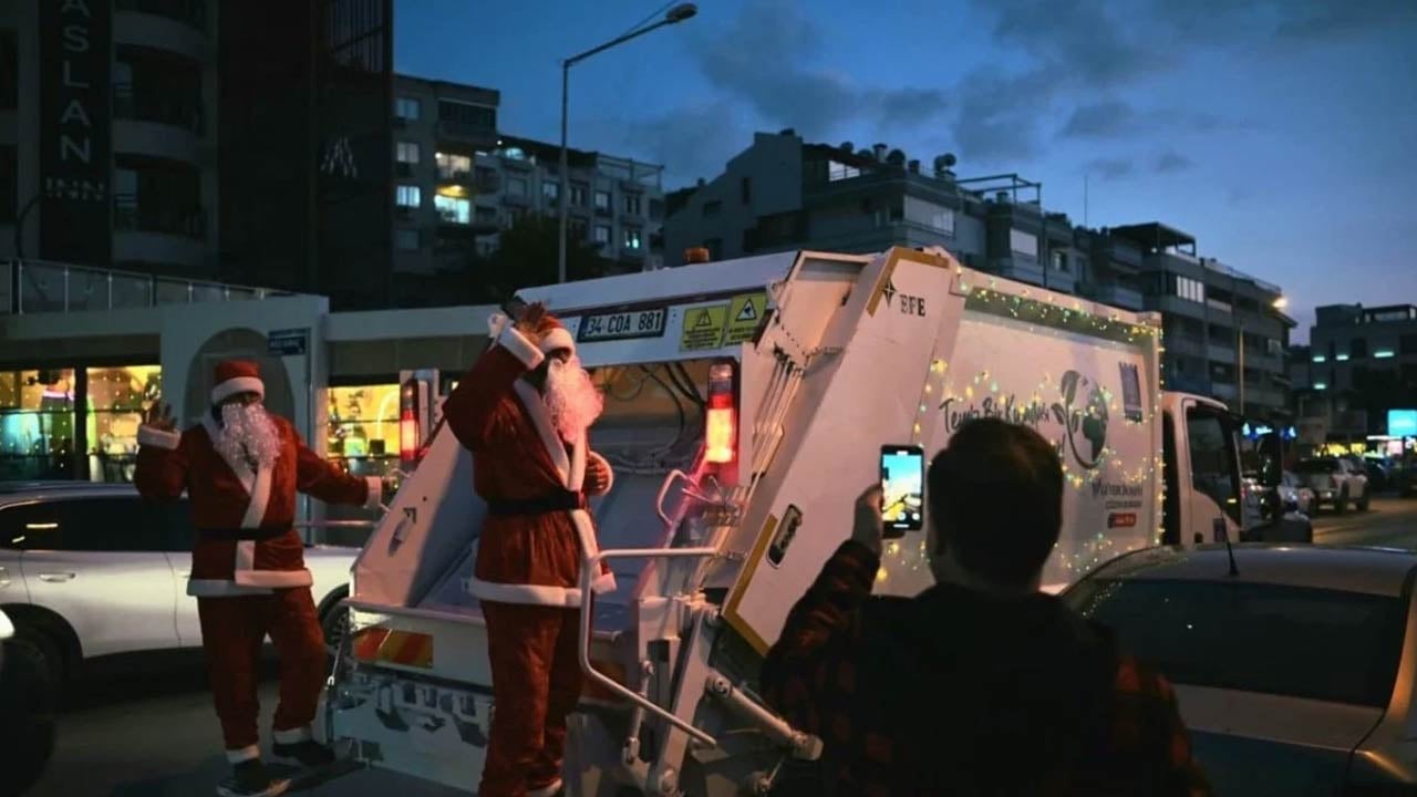 Foto - CHP’li belediye çöpçülere ‘Noel Baba’ kostümü giydirdi