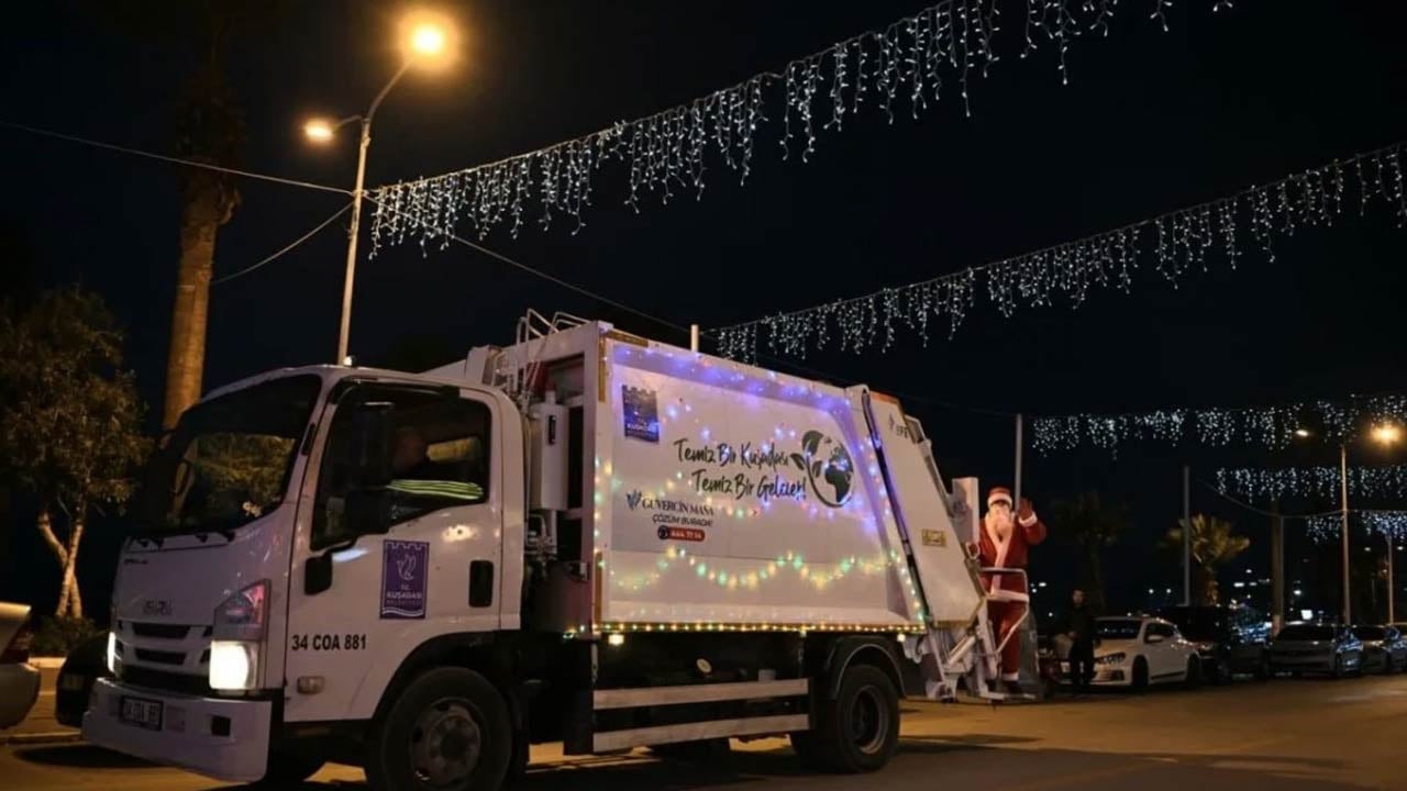 Foto - CHP’li belediye çöpçülere ‘Noel Baba’ kostümü giydirdi