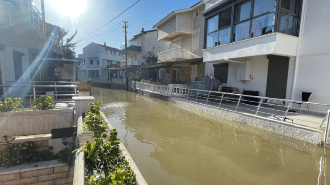 Foto - CHP’li belediye vatandaşı mağdur etmeye devam ediyor! Burası Venedik değil İzmir Foça