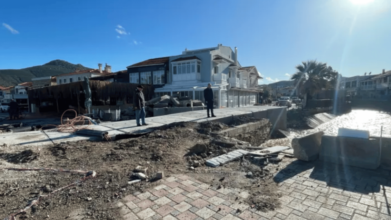 Foto - CHP’li belediye vatandaşı mağdur etmeye devam ediyor! Burası Venedik değil İzmir Foça