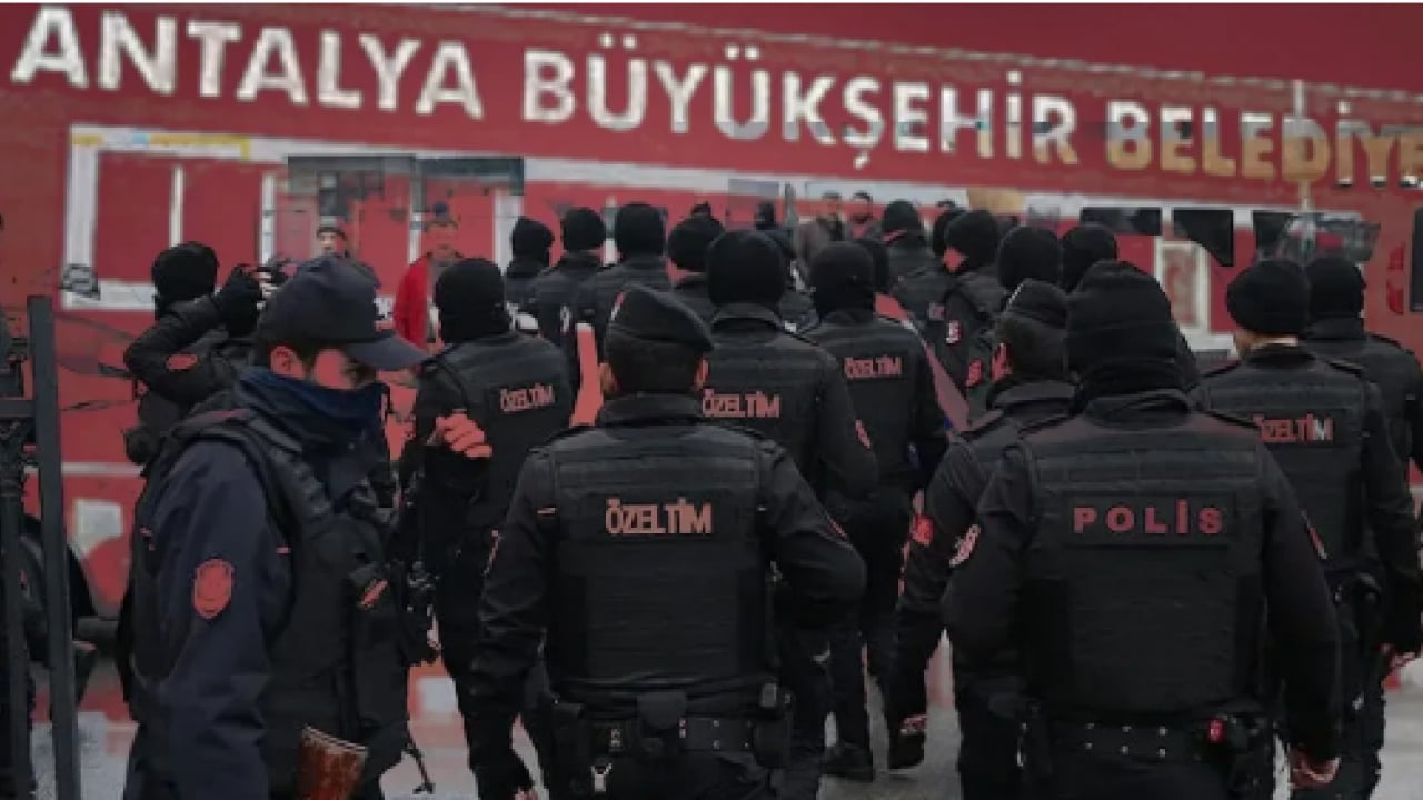 Foto - CHP'li belediyede yolsuzluk skandalı: Maaile hortumcu çıktılar! 5 kişi tutuklandı