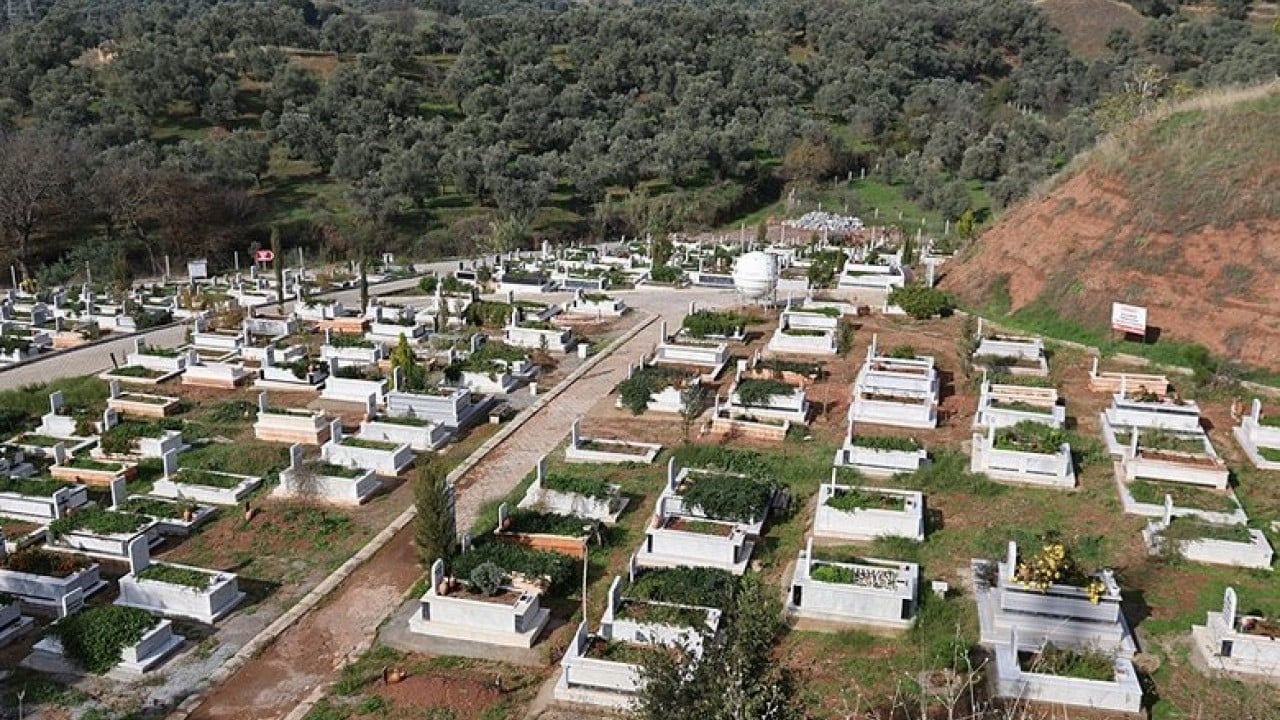 CHP'li belediyeden bir garip karar: Aynı anda ölmeyenlere yan yana mezar verilmiyor!