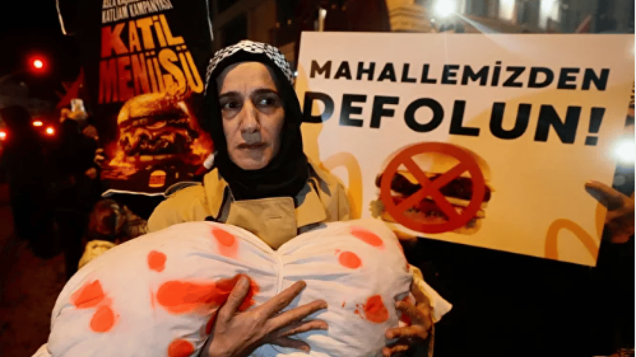 Foto - CHP’li belediyeden Siyonist McDonald's’a ‘kırmızı halı’! 171 günlük direnişi görmezden geldiler