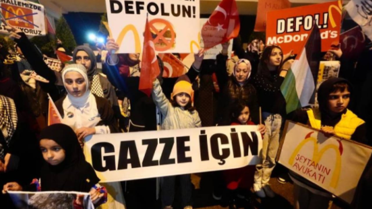 Foto - CHP’li belediyeden Siyonist McDonald's’a ‘kırmızı halı’! 171 günlük direnişi görmezden geldiler