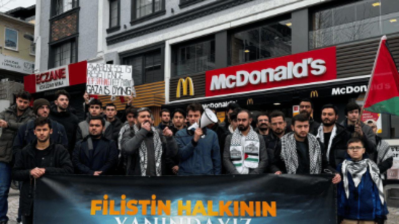 Foto - CHP’li belediyeden Siyonist McDonald's’a ‘kırmızı halı’! 171 günlük direnişi görmezden geldiler
