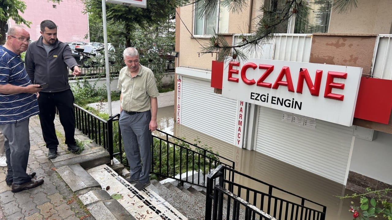 Foto - CHP'li belediyeden vatandaşa bayram hediyesi (!) İki damla yağmur yağdı, iş yerleri su altında kaldı