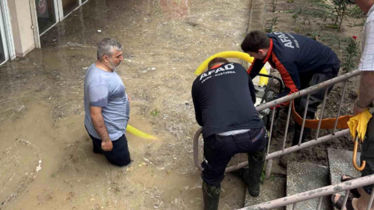 Foto - CHP'li belediyeden vatandaşa bayram hediyesi (!) İki damla yağmur yağdı, iş yerleri su altında kaldı