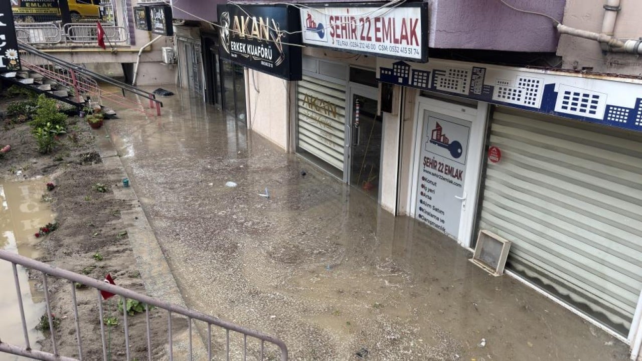 Foto - CHP'li belediyeden vatandaşa bayram hediyesi (!) İki damla yağmur yağdı, iş yerleri su altında kaldı