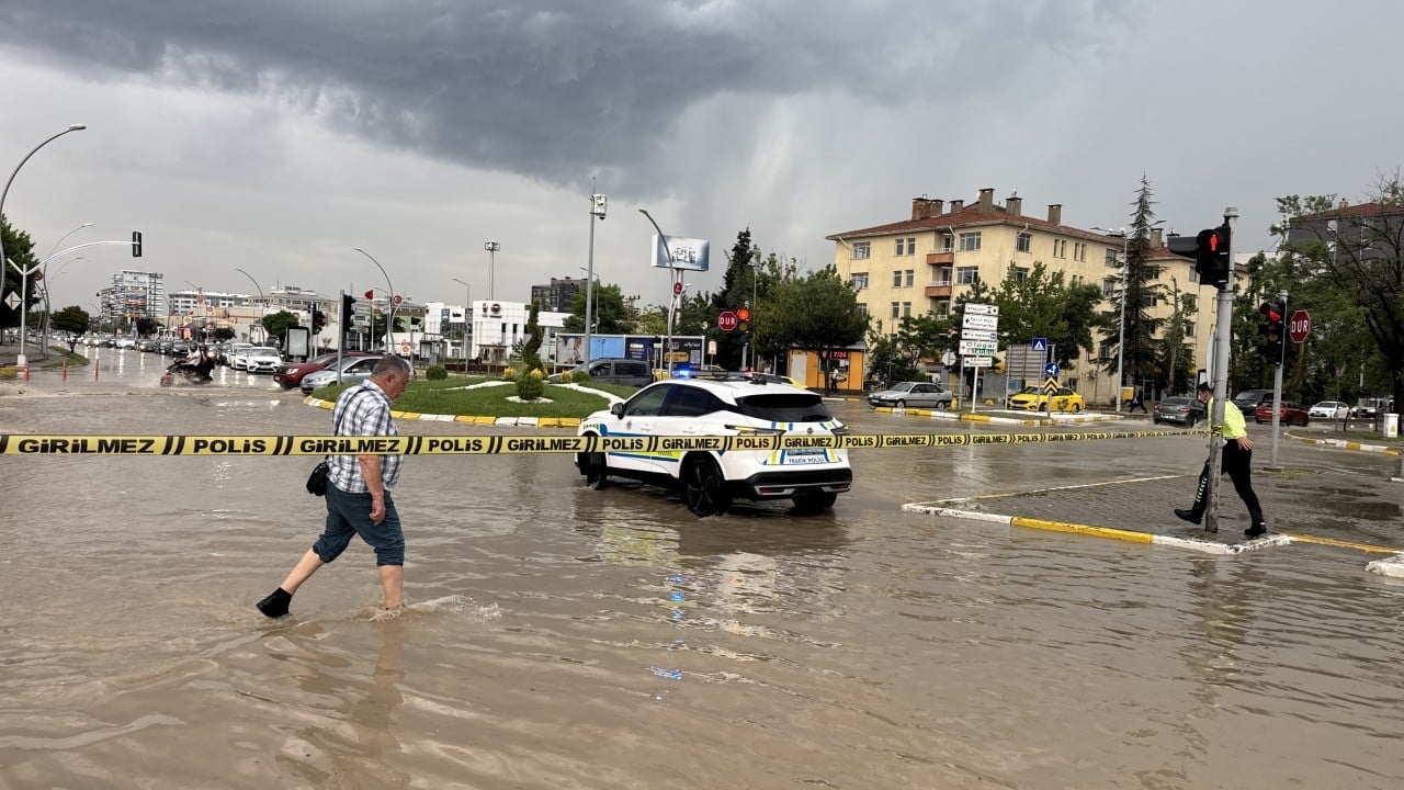 Foto - CHP'li belediyeden vatandaşa bayram hediyesi (!) İki damla yağmur yağdı, iş yerleri su altında kaldı