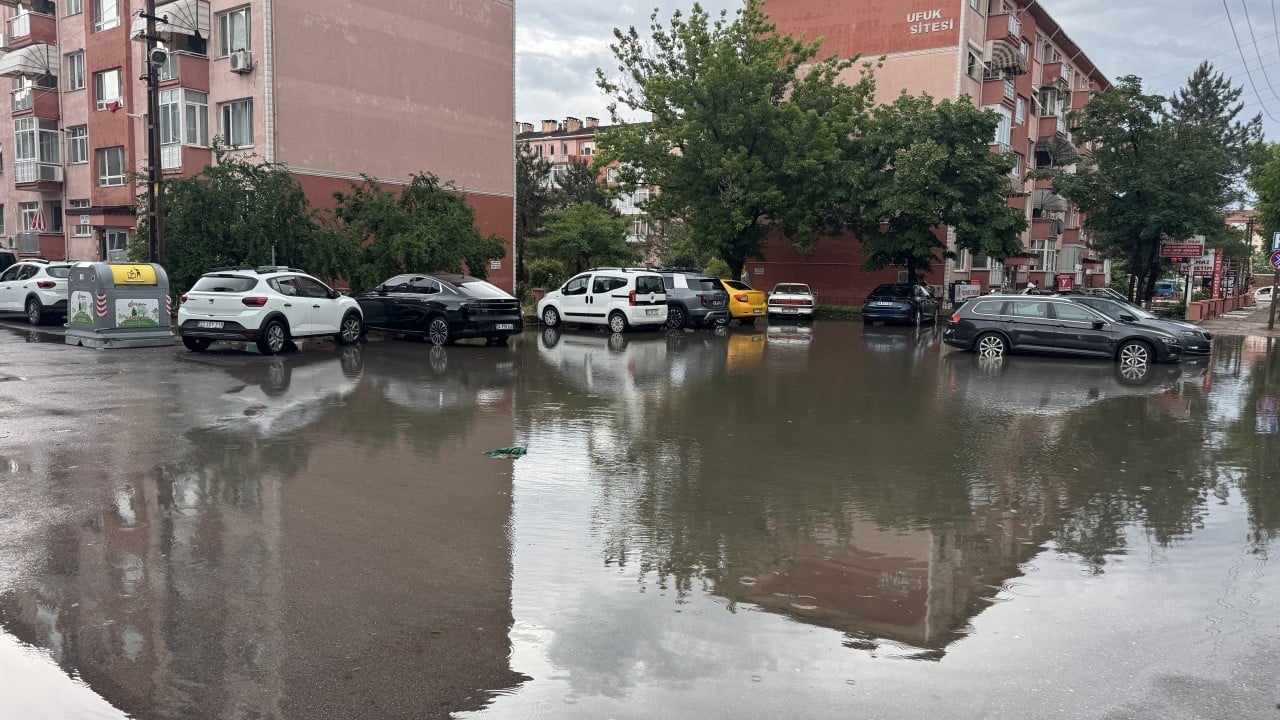 Foto - CHP'li belediyeden vatandaşa bayram hediyesi (!) İki damla yağmur yağdı, iş yerleri su altında kaldı