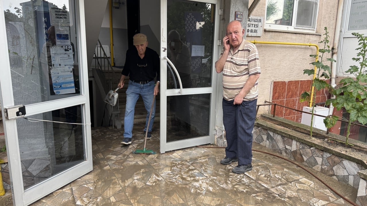 Foto - CHP'li belediyeden vatandaşa bayram hediyesi (!) İki damla yağmur yağdı, iş yerleri su altında kaldı