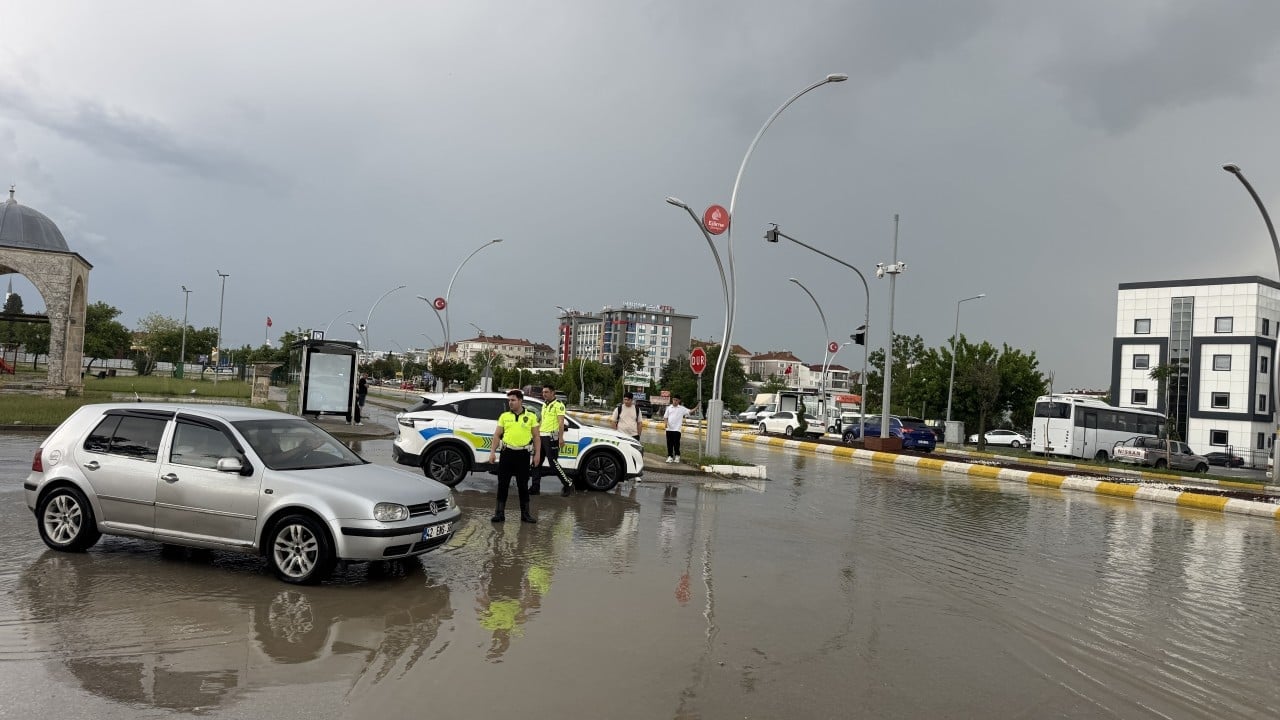 Foto - CHP'li belediyeden vatandaşa bayram hediyesi (!) İki damla yağmur yağdı, iş yerleri su altında kaldı