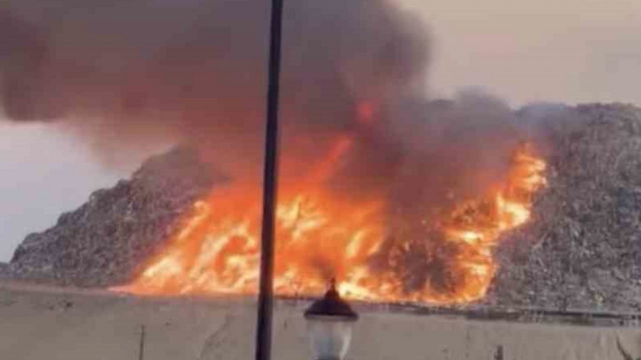 Foto - Koku ve yangınlar vatandaşları isyan ettirdi: CHP'li belediyenin çöp sahası! Bakın haberde neler neler var..
