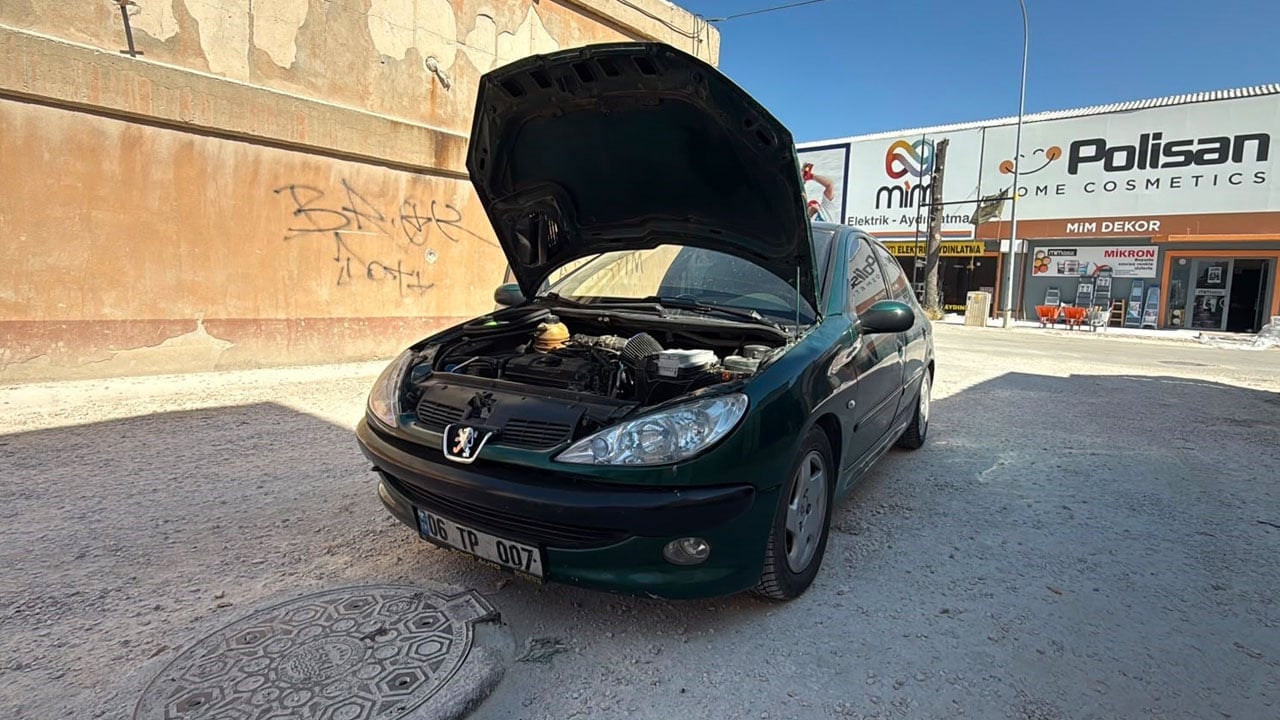 Foto - CHP'li belediyenin vurdumduymazlığı vatandaşı isyan ettirdi! Araba katili rögar kapağı