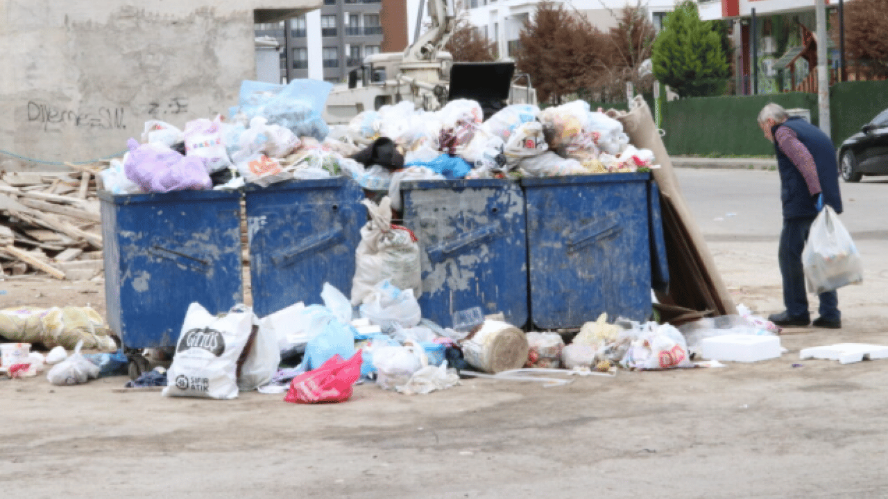 Foto - CHP’li Buca Belediye’sinin çöp rezaleti: Grev bahane, kirlilik şahane!