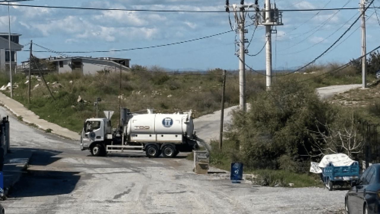Foto - CHP’li Didim Belediyesi’nden çevre kirliliği! Göz göre göre atık suyu yol kenarına boşalttı