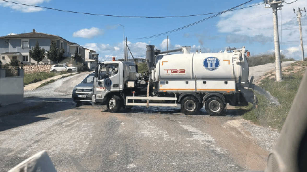 Foto - CHP’li Didim Belediyesi’nden çevre kirliliği! Göz göre göre atık suyu yol kenarına boşalttı