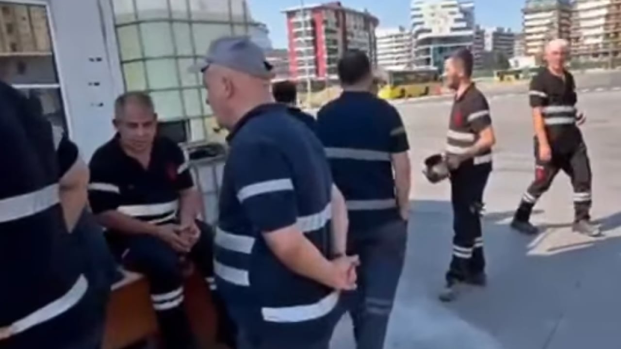 Foto - CHP’li İBB yönetimi yine sınıfta kaldı! İşçilerin tazminatına çöktüler, Otobüs garajı kilitlendi!