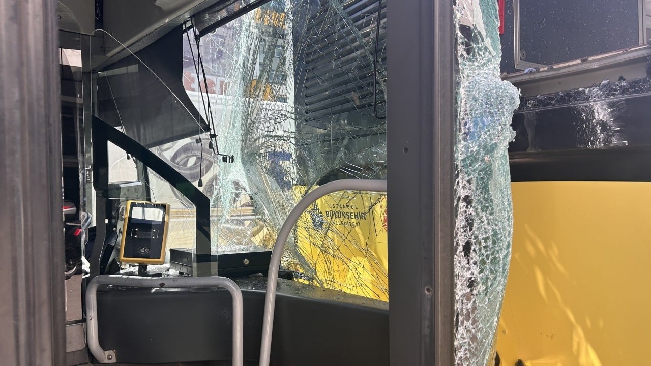 Foto - CHP’li İBB’nin liyakatsiz şoförleri yine iş başında! İETT otobüsleri çarpıştı: 1 yaralı