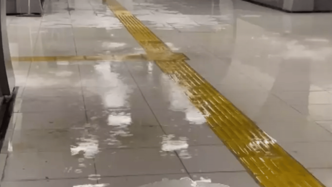 Foto - CHP’li İBB’nin yönetimindeki Metro’da skandal! Yağmur yağdı istasyonları su bastı: Vatandaş zor anlar yaşadı
