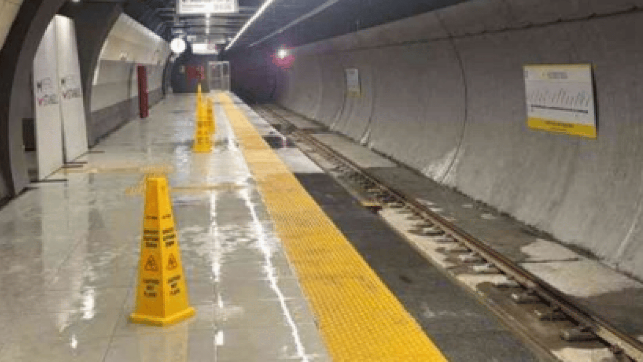 Foto - CHP’li İBB’nin yönetimindeki Metro’da skandal! Yağmur yağdı istasyonları su bastı: Vatandaş zor anlar yaşadı