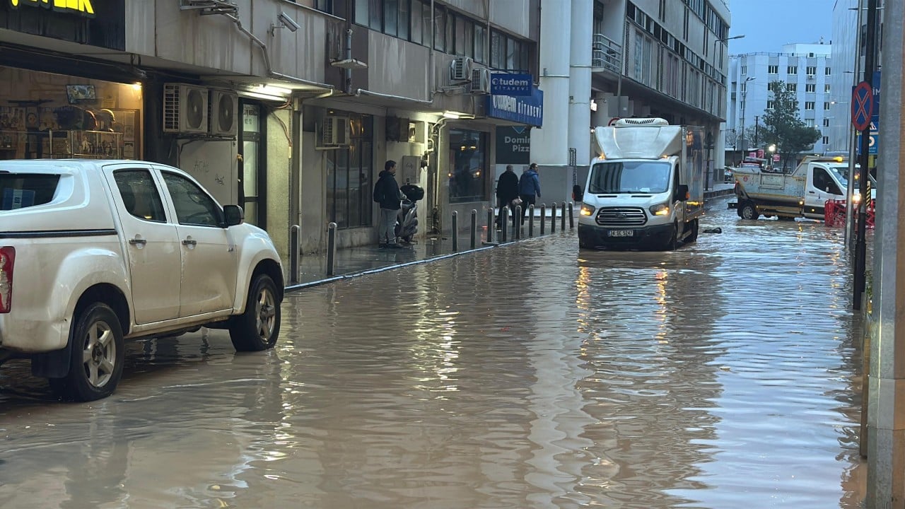 Foto - CHP’li İzmir’de şaşırtmayan görüntü! Kuvvetli sağanak yolları göle çevirdi