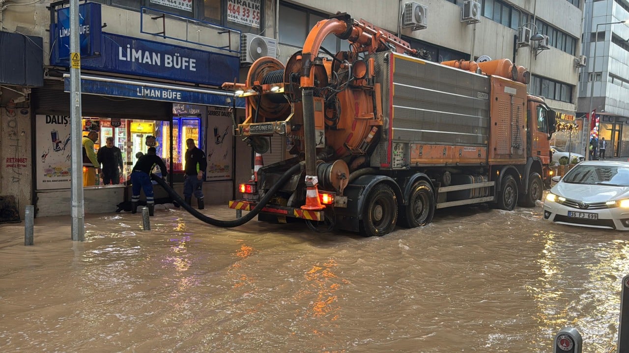 Foto - CHP’li İzmir’de şaşırtmayan görüntü! Kuvvetli sağanak yolları göle çevirdi