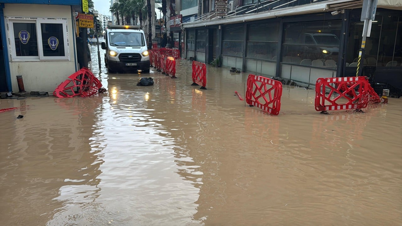 Foto - CHP’li İzmir’de şaşırtmayan görüntü! Kuvvetli sağanak yolları göle çevirdi