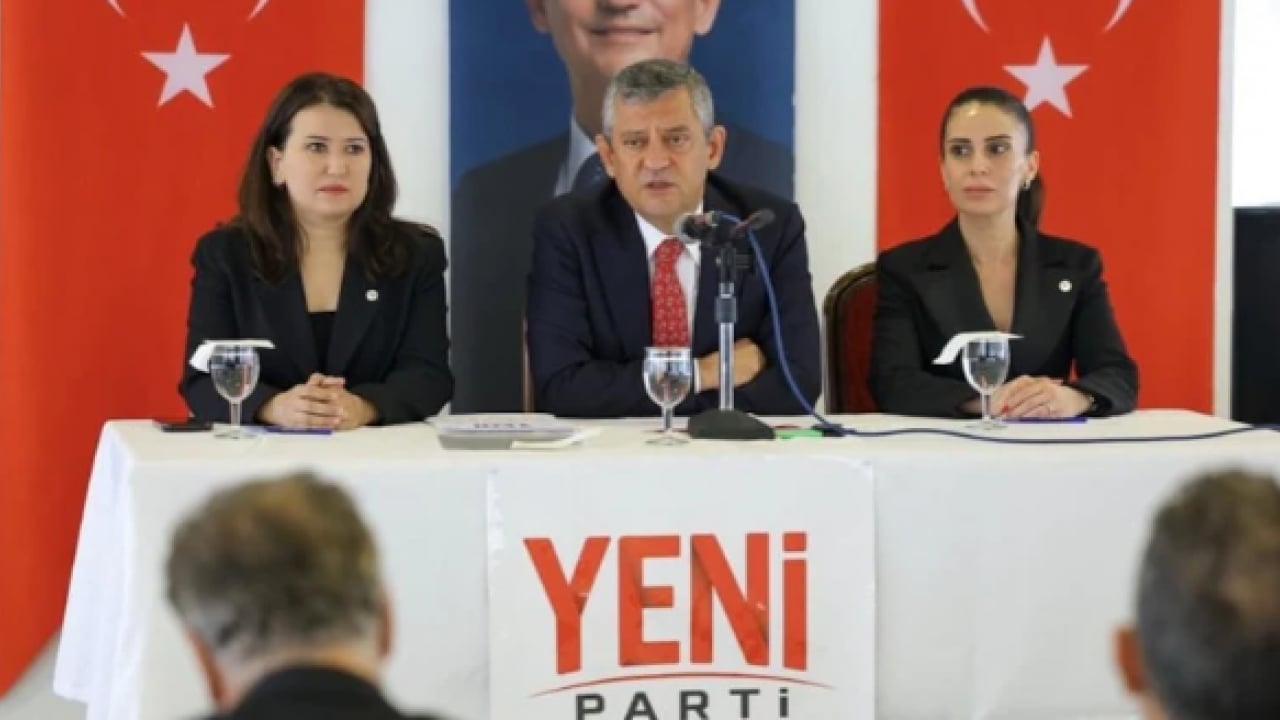 Foto - CHP'nin geçmişi de bölünmeydi geleceği de: Yıllar sonraki bozgun Özgür Özel'le tekrarladı!
