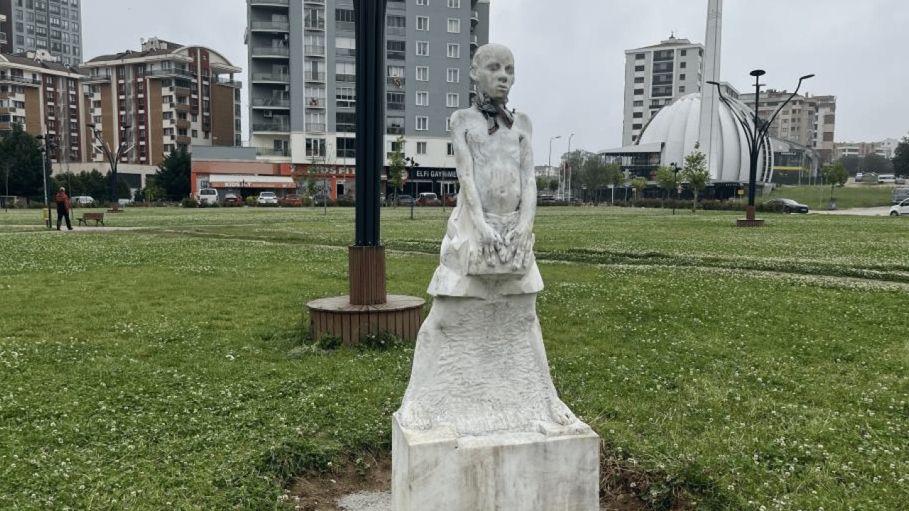 Foto - CHP’nin heykeline vatandaş tokadı! Kaldırmak zorunda kalacaklar