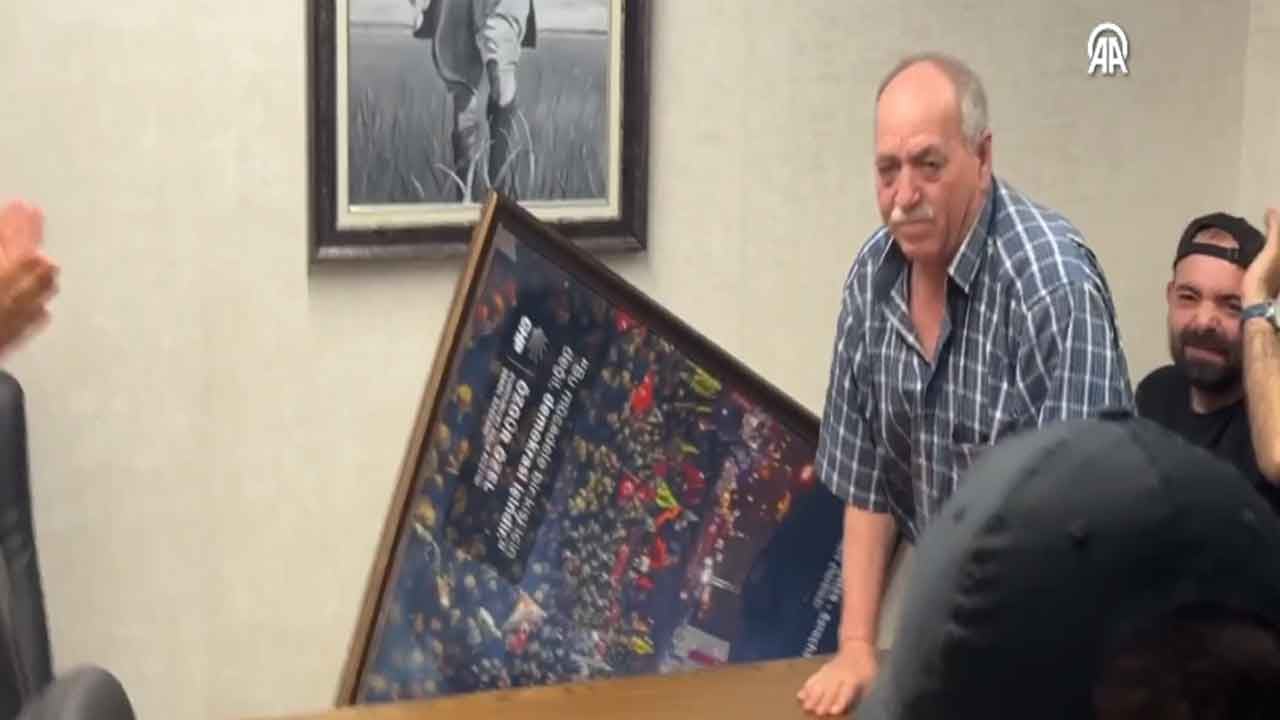Foto - CHP'nin kalesinde ortalık karıştı: Özgür Özel'in posterleri ayaklar altında