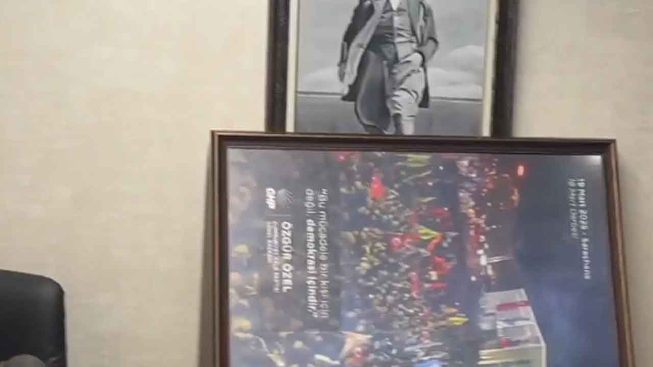 Foto - CHP'nin kalesinde ortalık karıştı: Özgür Özel'in posterleri ayaklar altında
