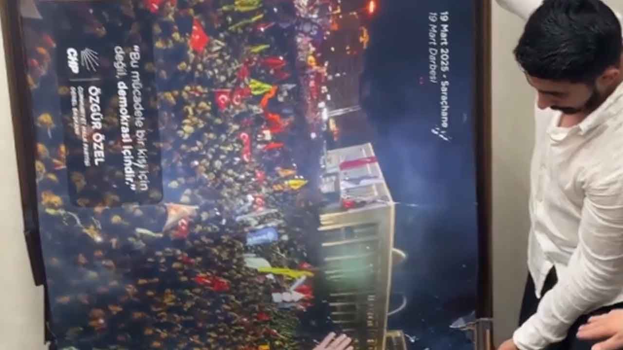Foto - CHP'nin kalesinde ortalık karıştı: Özgür Özel'in posterleri ayaklar altında