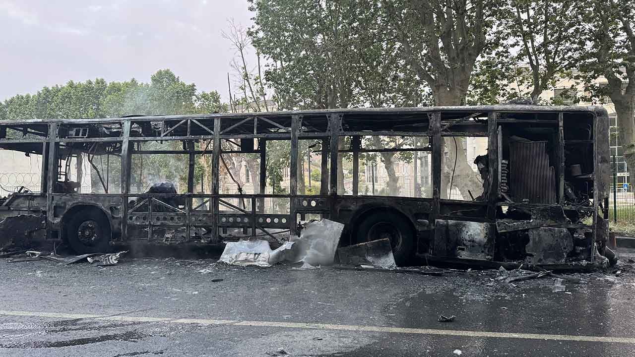 Foto - CHP’nin vatandaşlara layık gördüğü hizmete bakın! İETT otobüsünden geriye demirleri kaldı