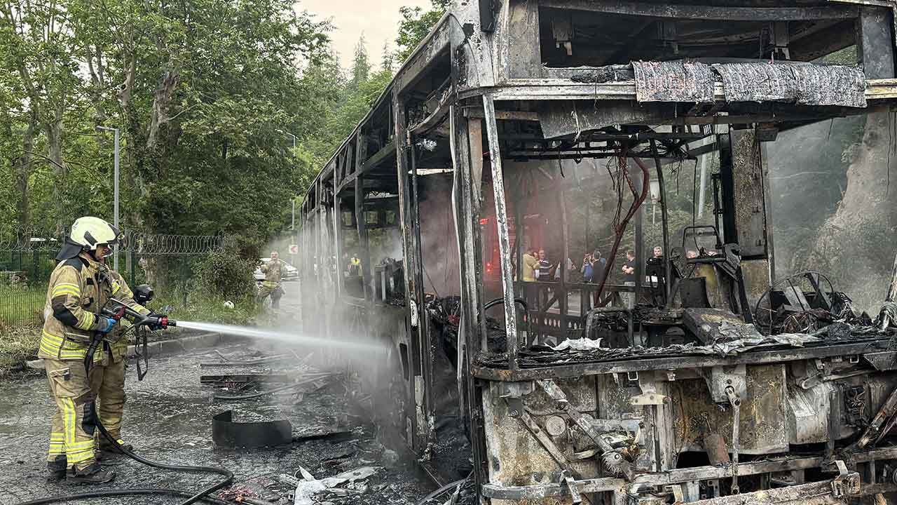 Foto - CHP’nin vatandaşlara layık gördüğü hizmete bakın! İETT otobüsünden geriye demirleri kaldı